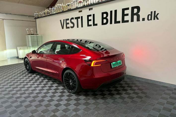 Rød Tesla Model 3 fra 2024