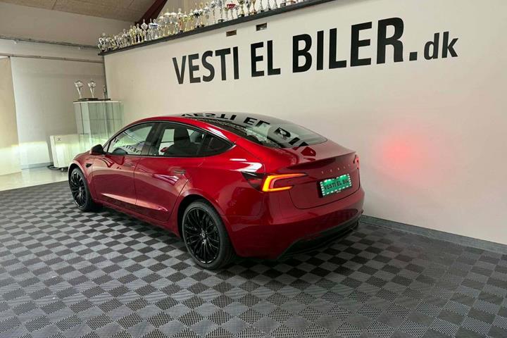 Rød Tesla Model 3 fra 2024
