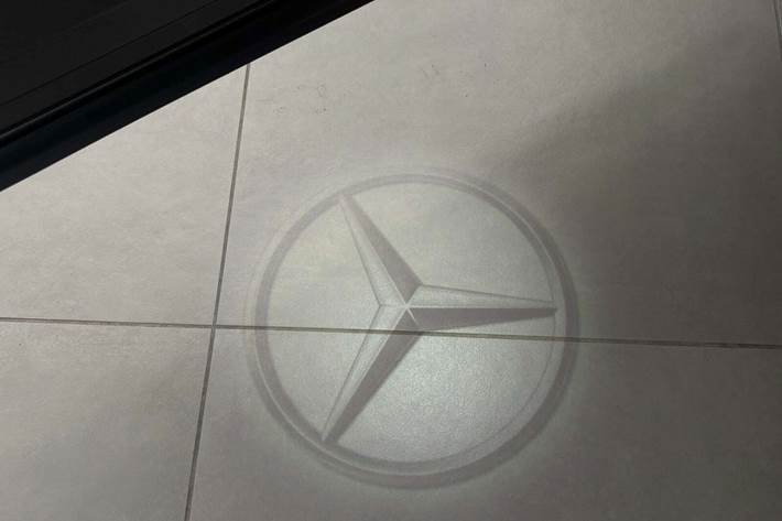 Grå Mercedes EQA250+ fra 2025