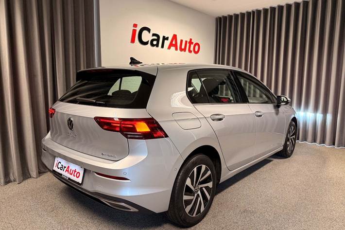 Sølv VW Golf VIII fra 2021