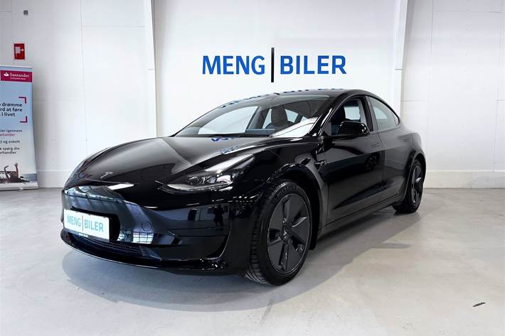 Sort Tesla Model 3 fra 2021 set udefra