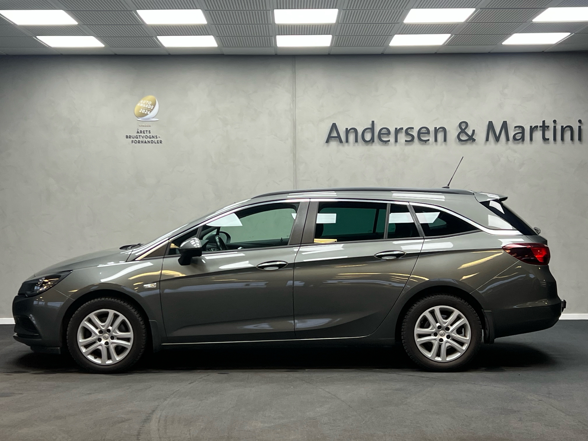 Grå Opel Astra fra 2019