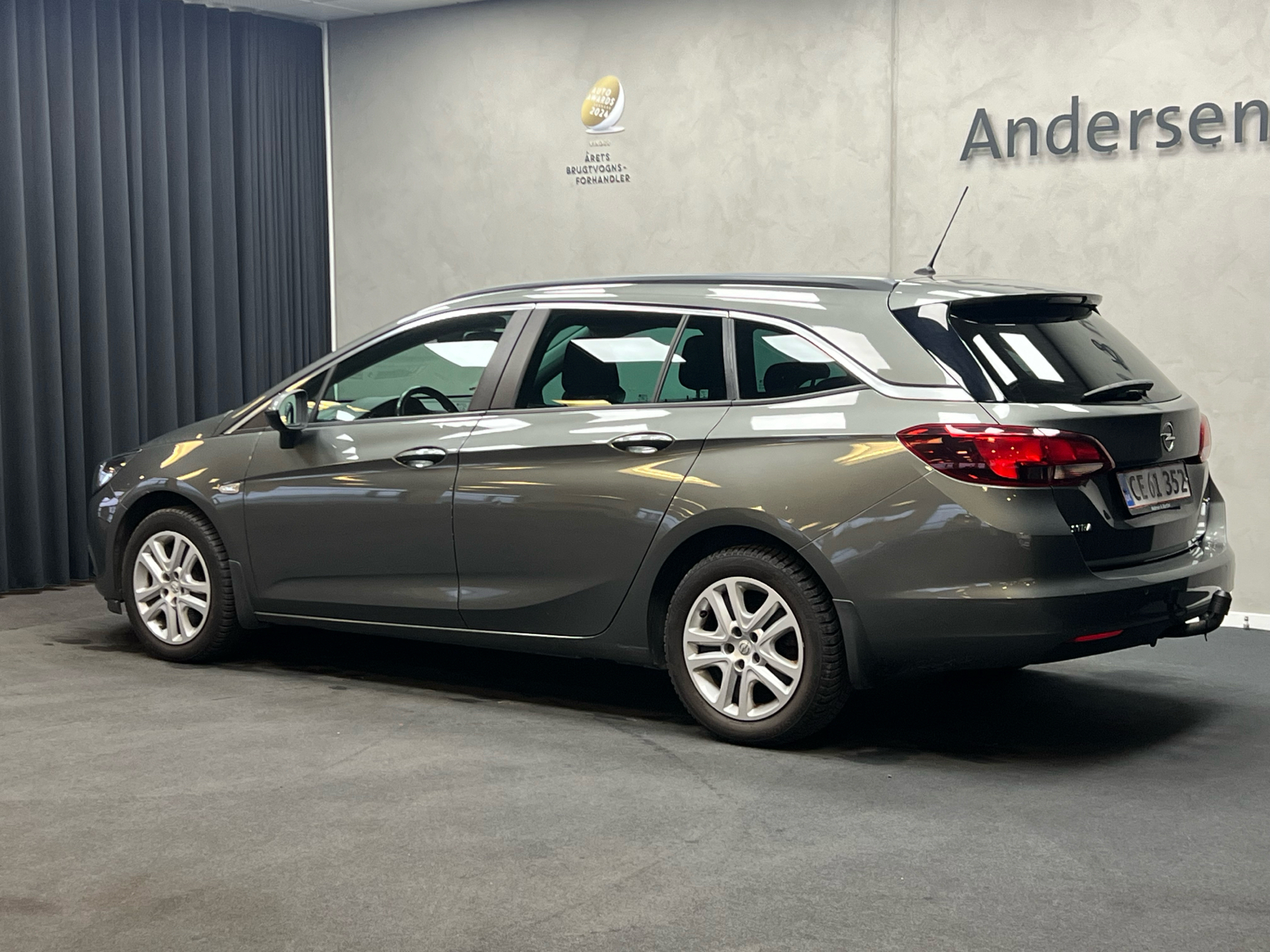 Grå Opel Astra fra 2019