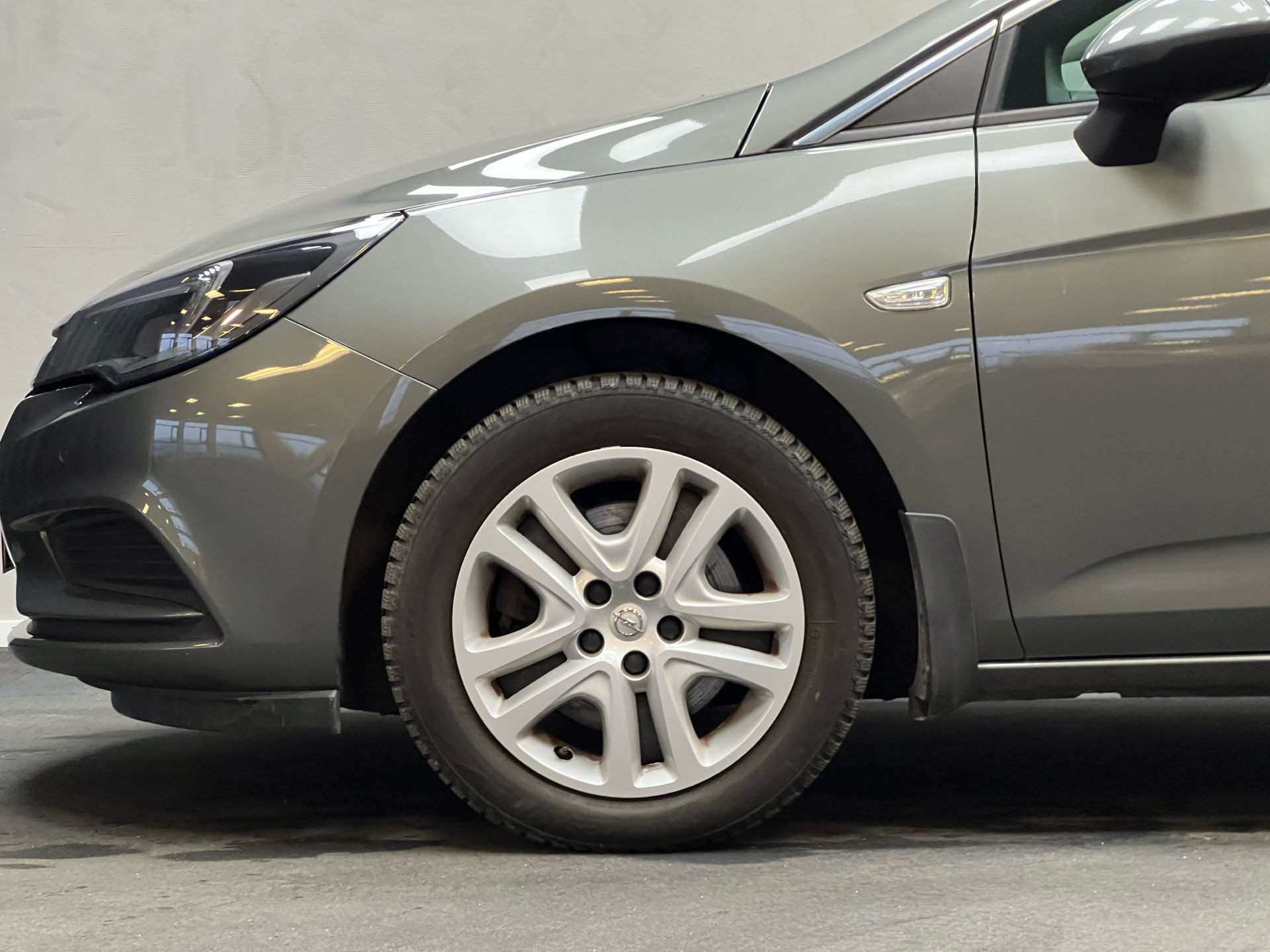 Grå Opel Astra fra 2019