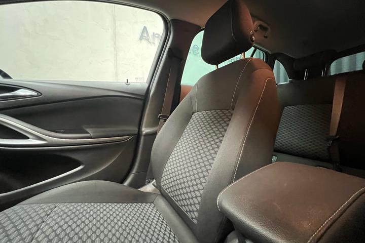Grå Opel Astra fra 2019