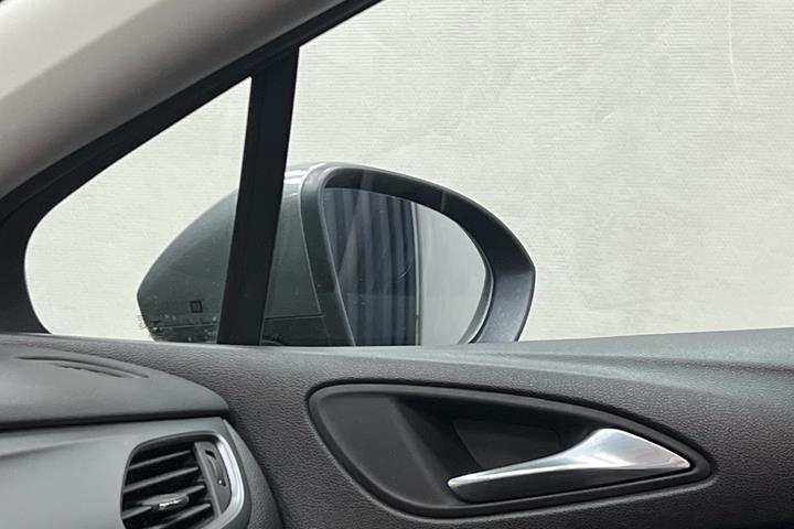 Grå Opel Astra fra 2019