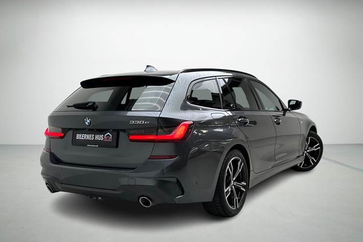 Grå BMW 330e fra 2021