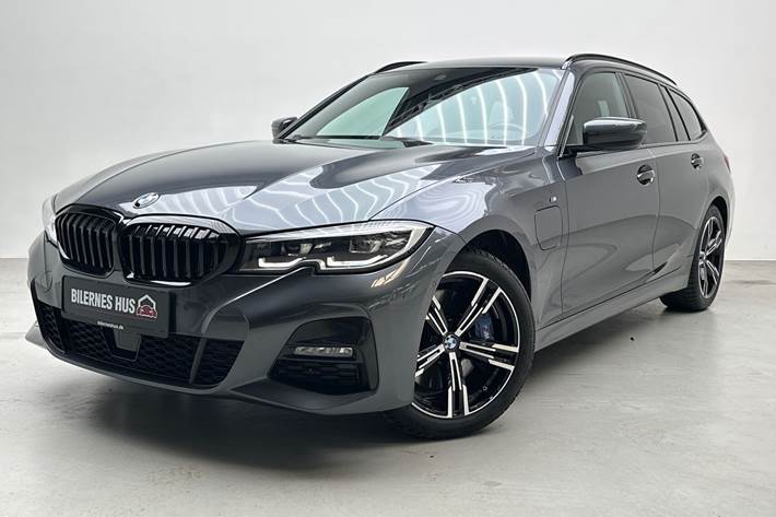 Grå BMW 330e fra 2021
