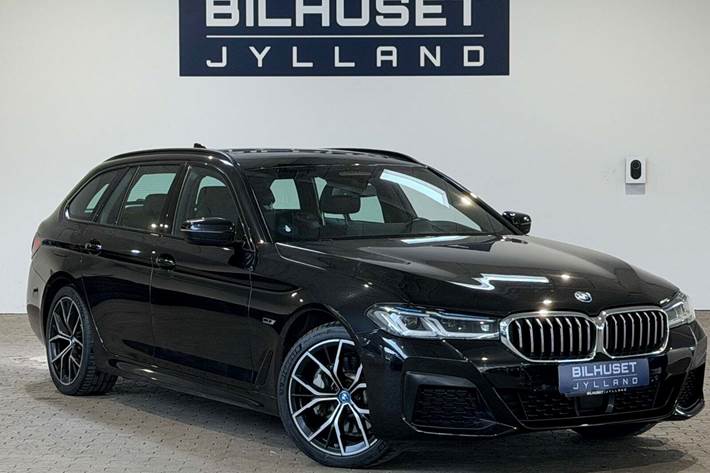 Grå BMW 530e fra 2022