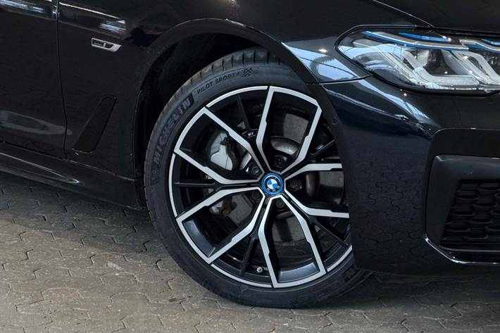 Grå BMW 530e fra 2022