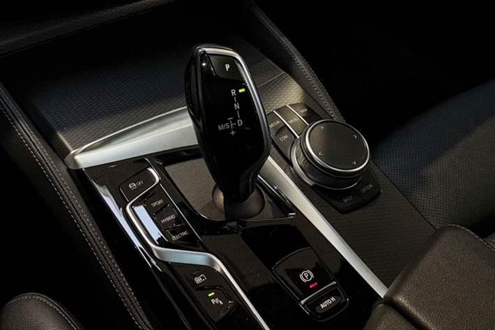 Grå BMW 530e fra 2022