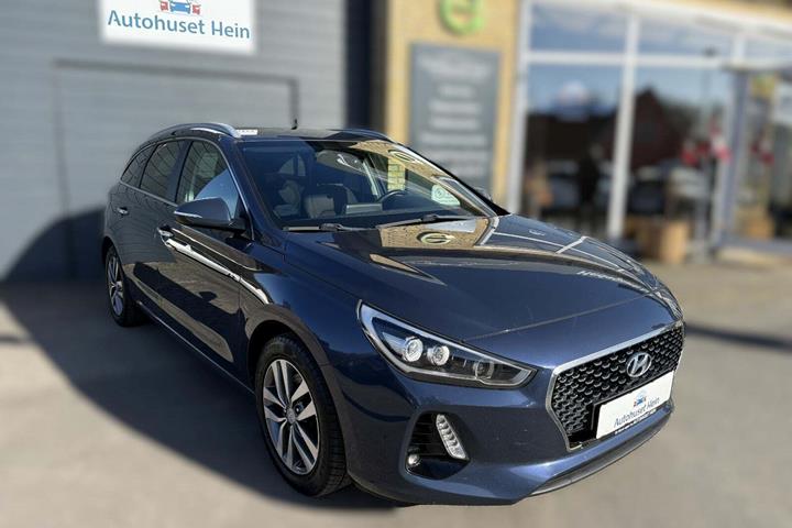 Blå Hyundai i30 fra 2017 set udefra