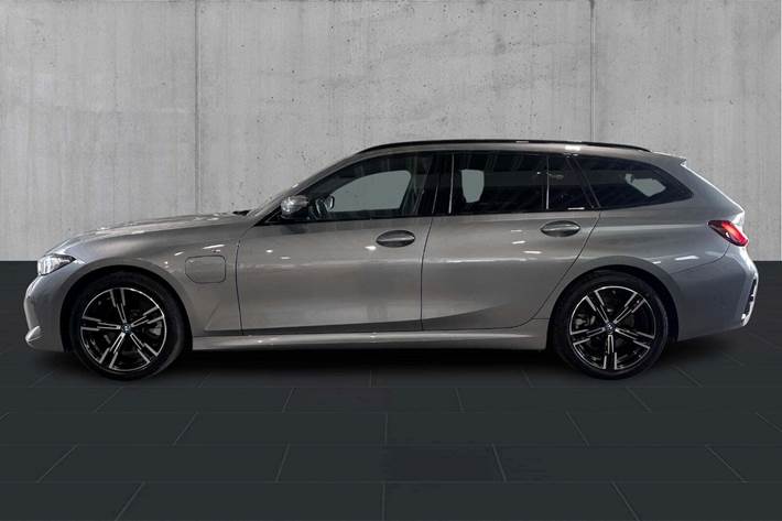 Grå BMW 320e fra 2024