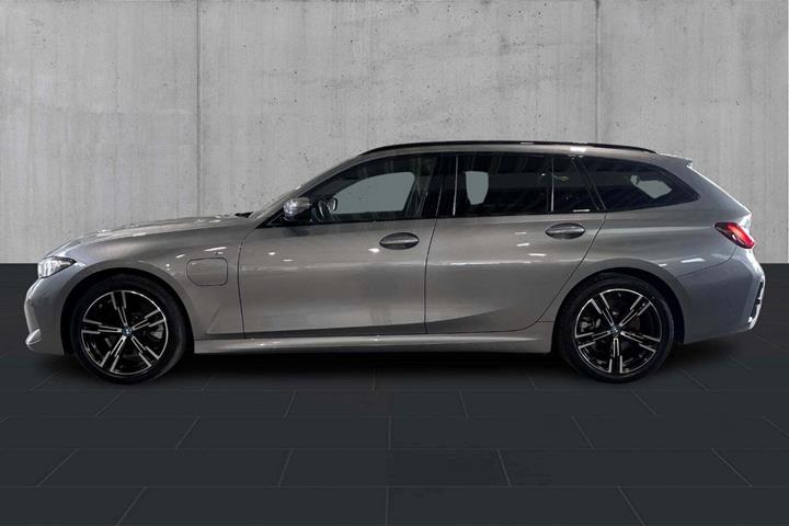 Grå BMW 320e fra 2024