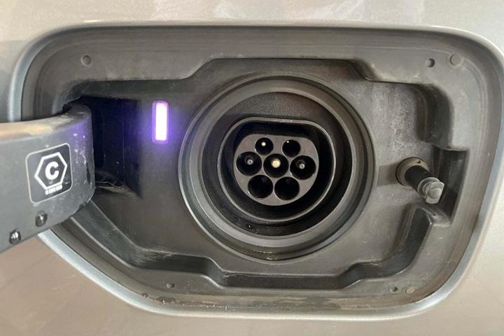 Grå BMW 320e fra 2024