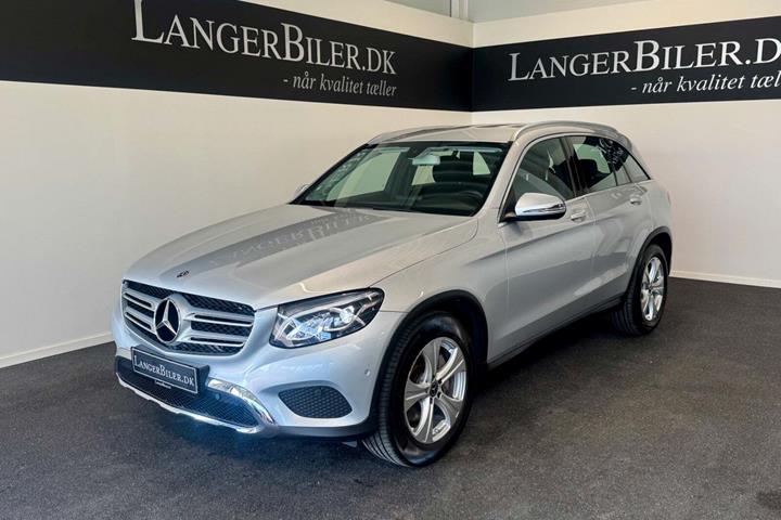 Sølv Mercedes GLC220 d fra 2017 set udefra