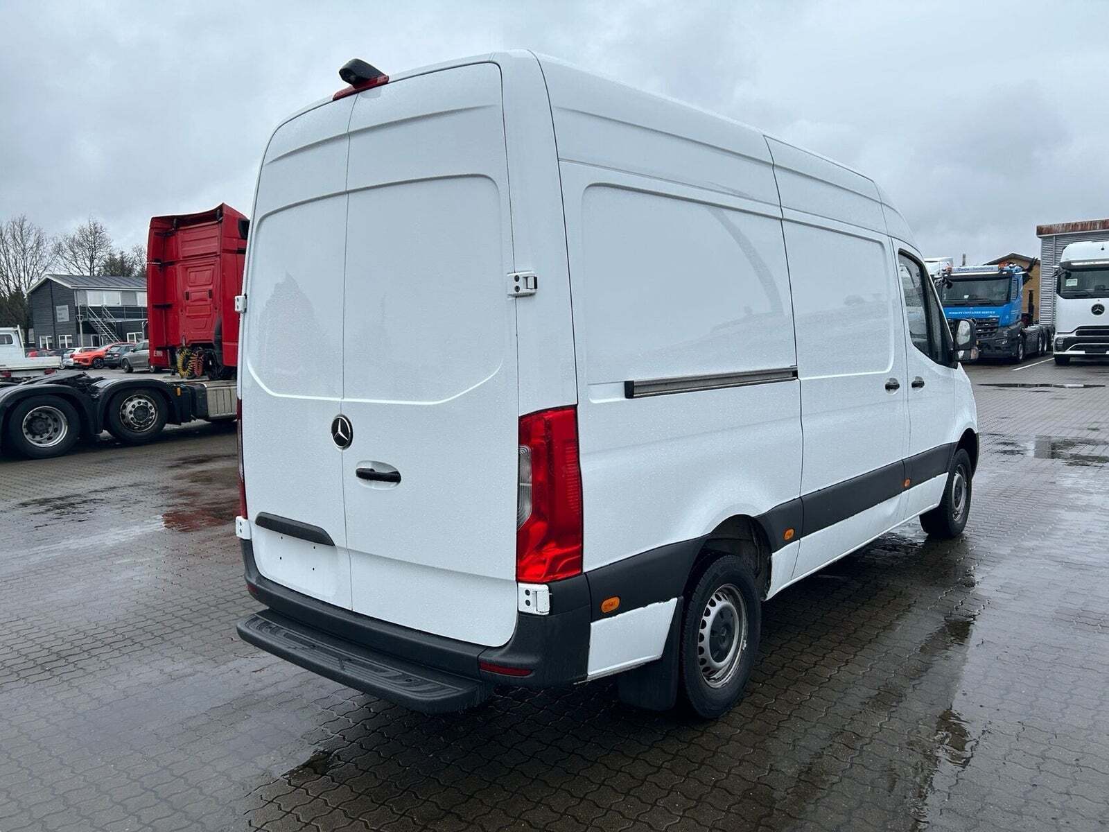 Hvid Mercedes Sprinter 317 fra 2020