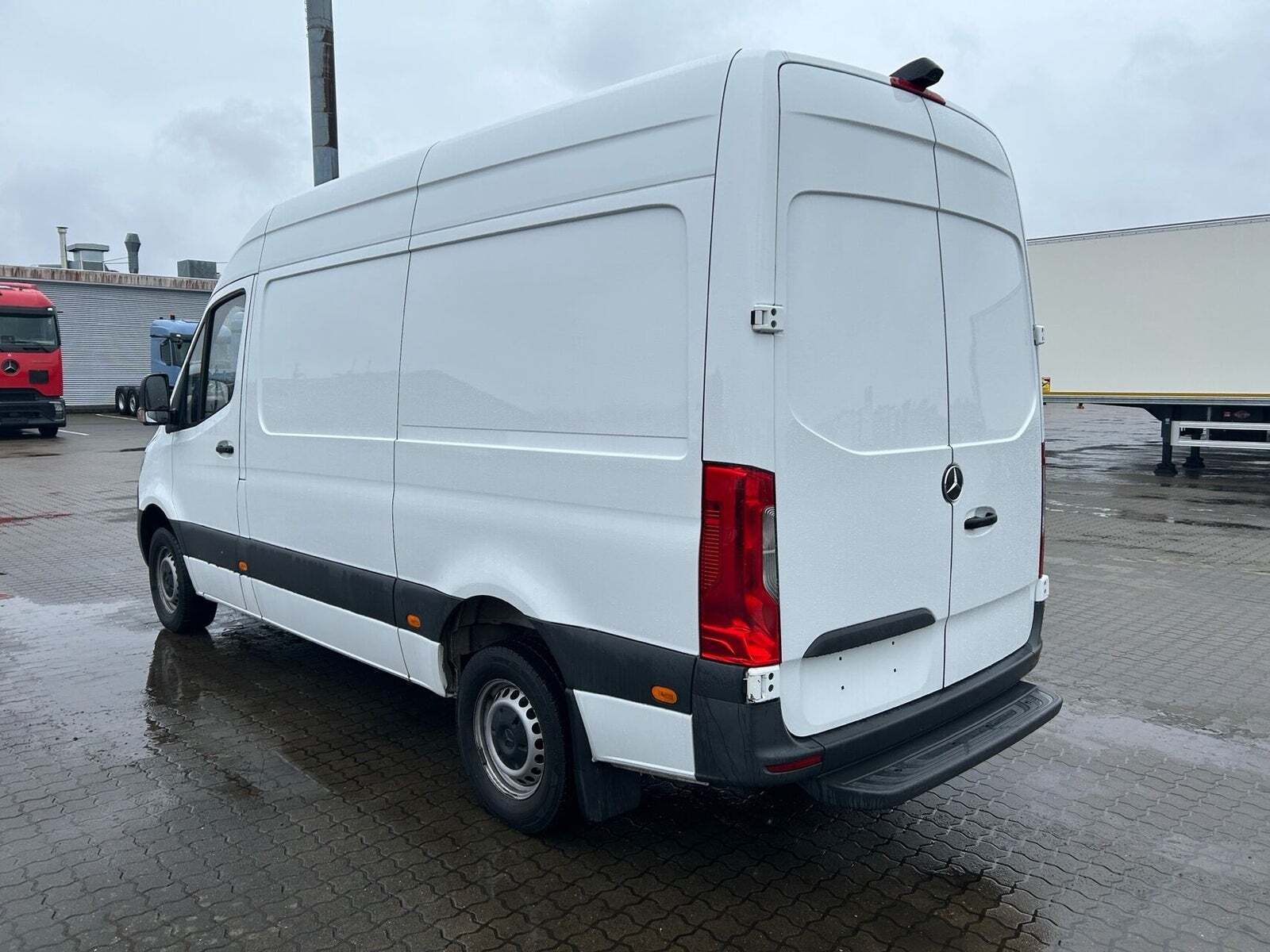 Hvid Mercedes Sprinter 317 fra 2020