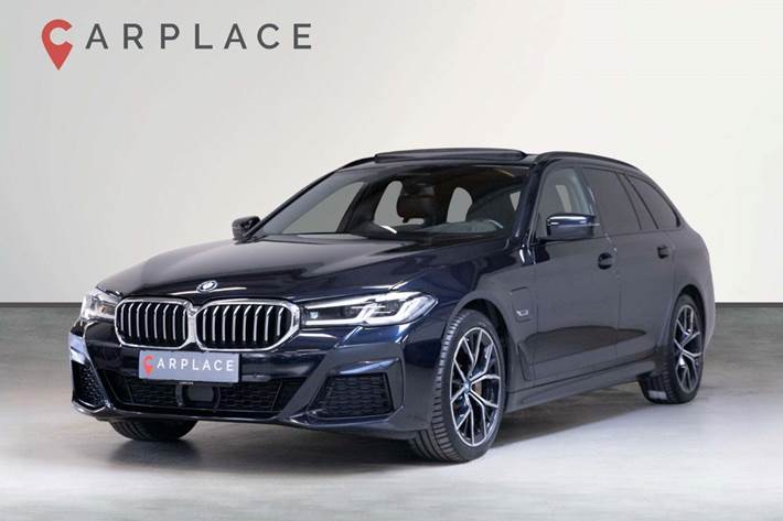 Blå BMW 530e fra 2023