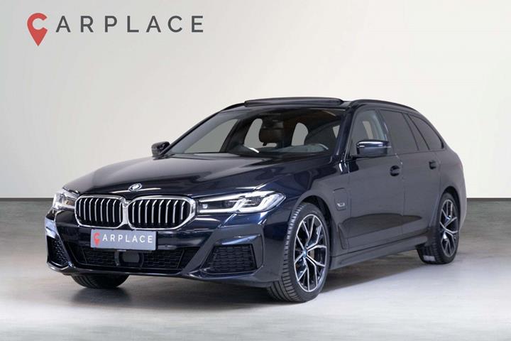 Blå BMW 530e fra 2023 set udefra