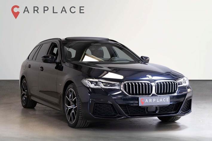 Blå BMW 530e fra 2023