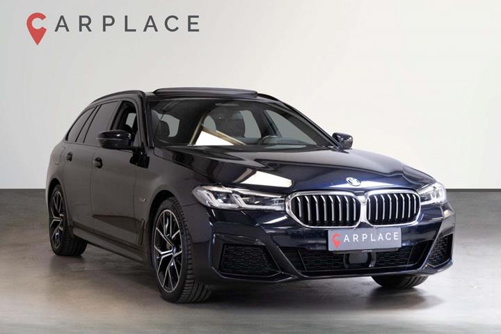 Blå BMW 530e fra 2023