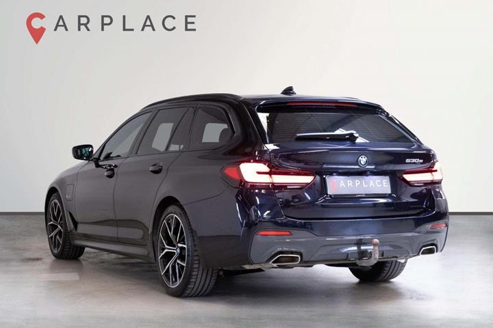 Blå BMW 530e fra 2023
