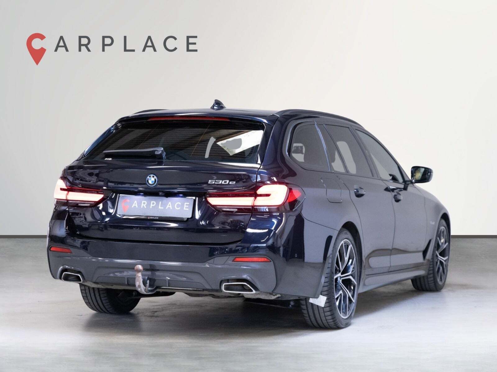 Blå BMW 530e fra 2023