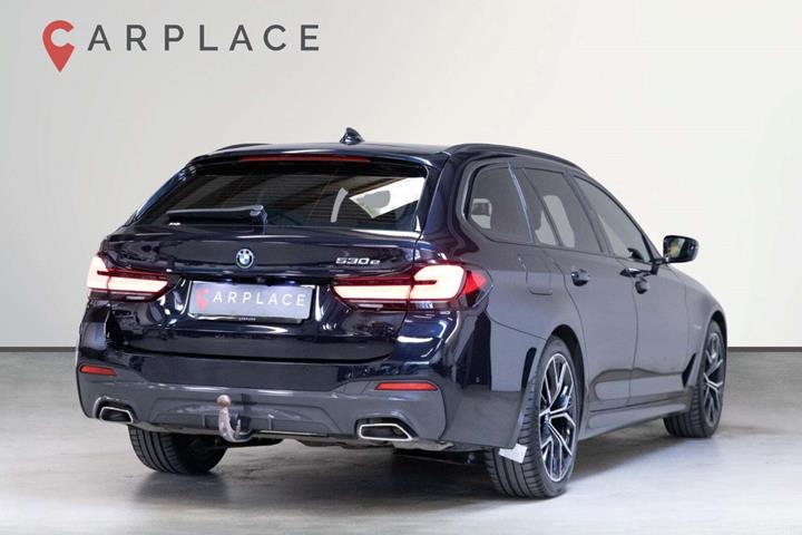 Blå BMW 530e fra 2023