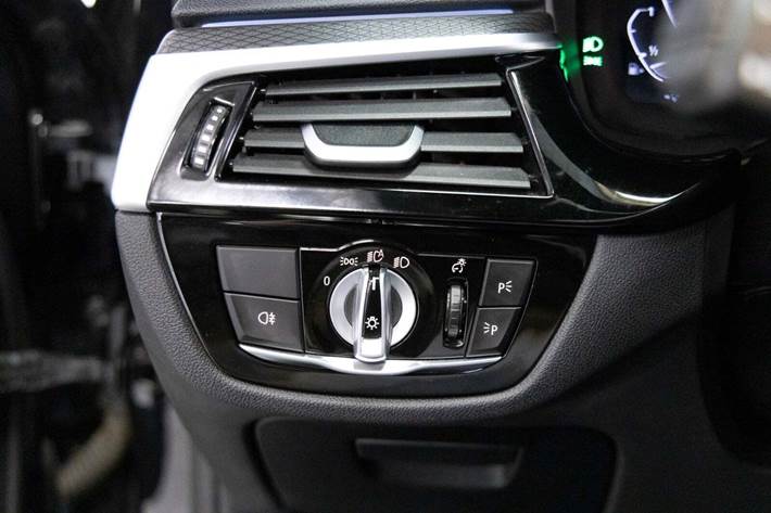 Blå BMW 530e fra 2023