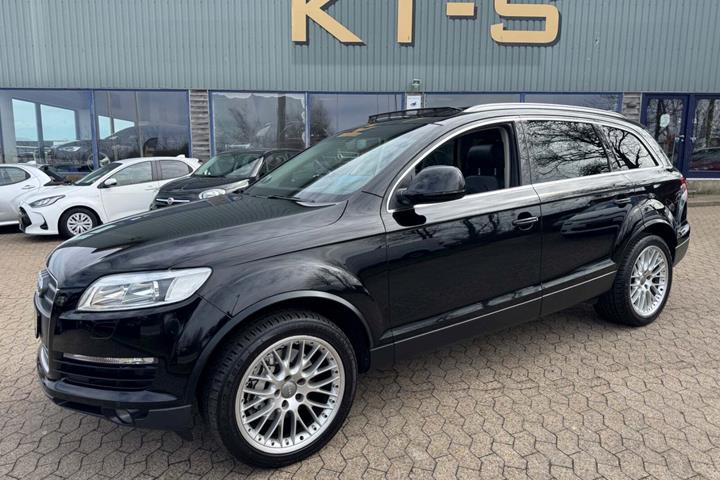 Sort Audi Q7 fra 2008 set udefra
