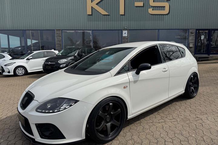 Sort Seat Leon fra 2008 set udefra