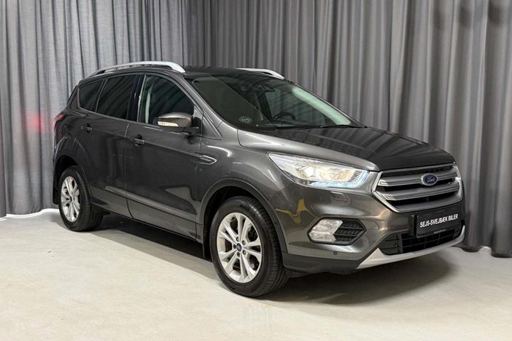 Grå Ford Kuga fra 2017 set udefra