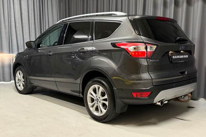 Grå Ford Kuga fra 2017