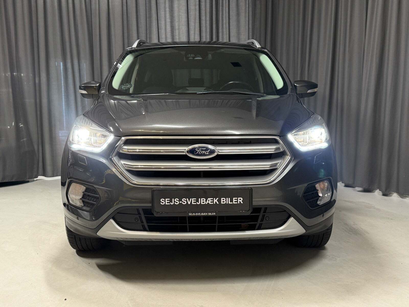 Grå Ford Kuga fra 2017