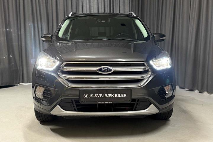 Grå Ford Kuga fra 2017