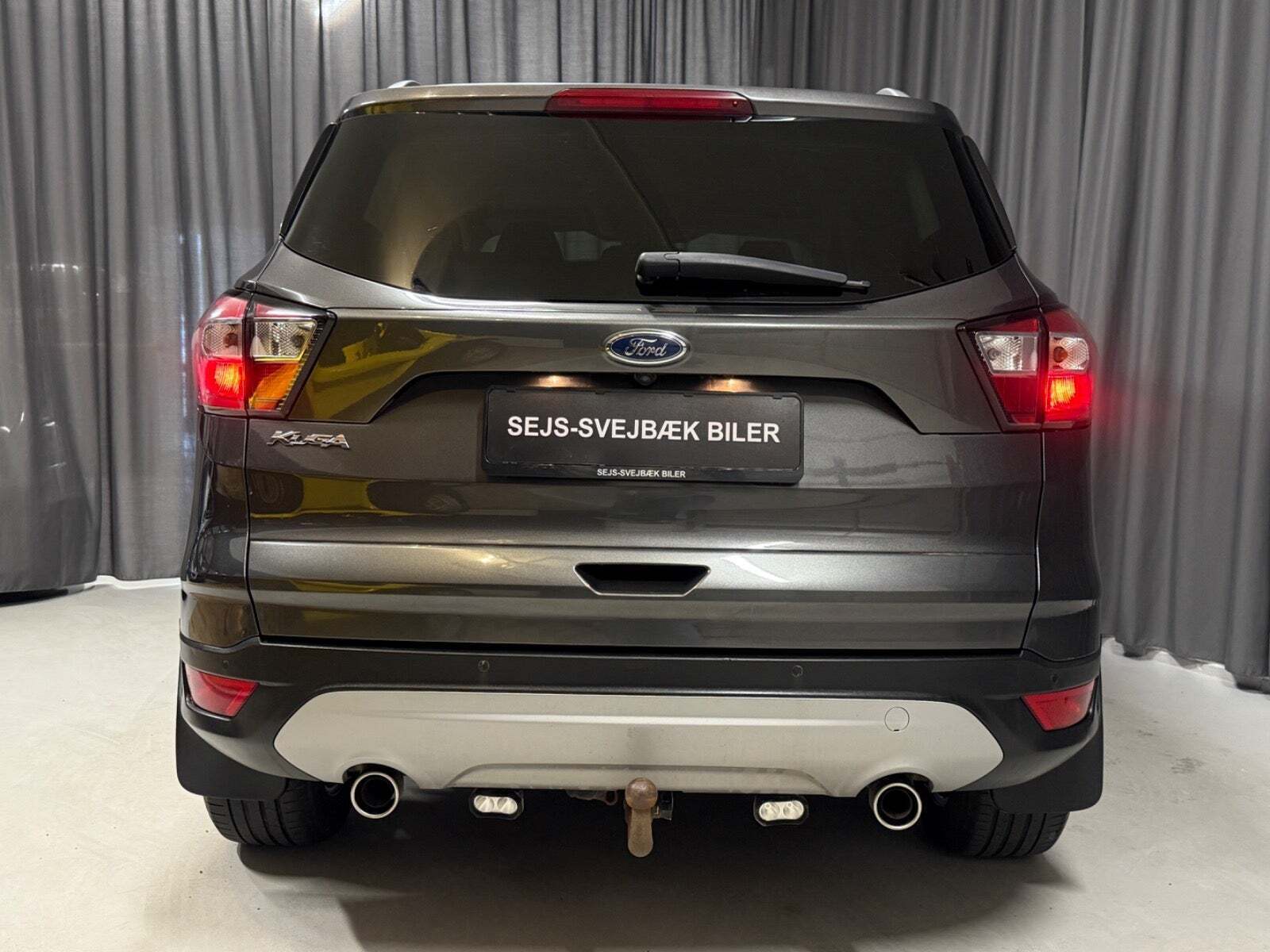 Grå Ford Kuga fra 2017