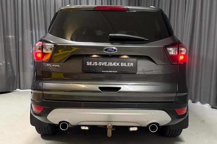 Grå Ford Kuga fra 2017