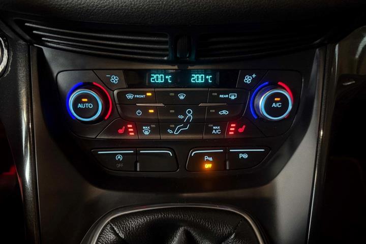 Grå Ford Kuga fra 2017