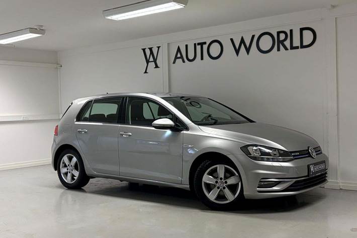 Grå VW Golf VII fra 2018