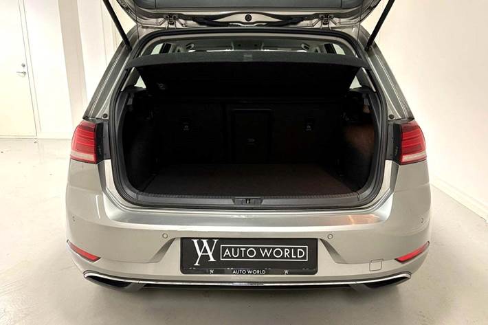 Grå VW Golf VII fra 2018