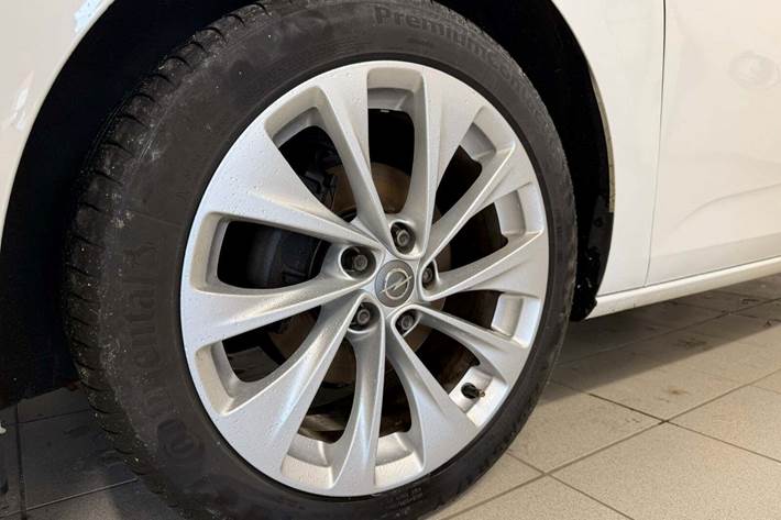 Hvid Opel Astra fra 2018