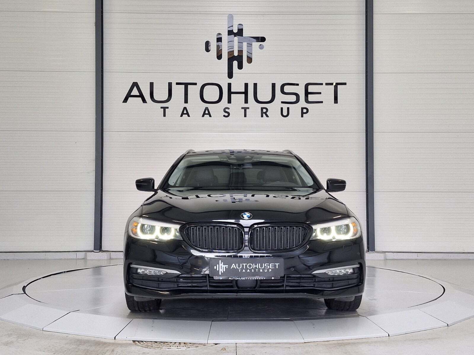 Sort BMW 530i fra 2018 set udefra