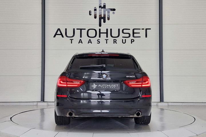 Sort BMW 530i fra 2018 set udefra