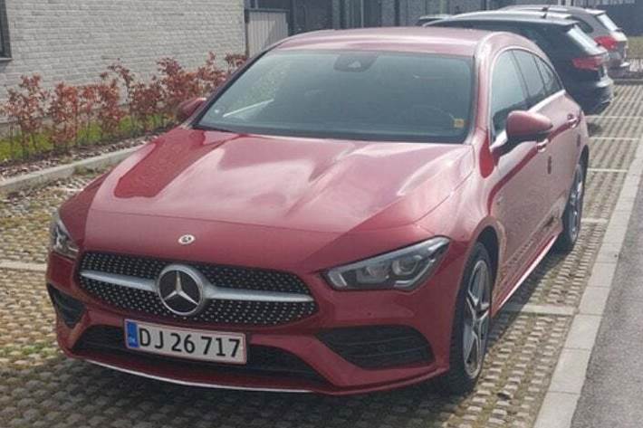 Rød Mercedes CLA250 e fra 2021