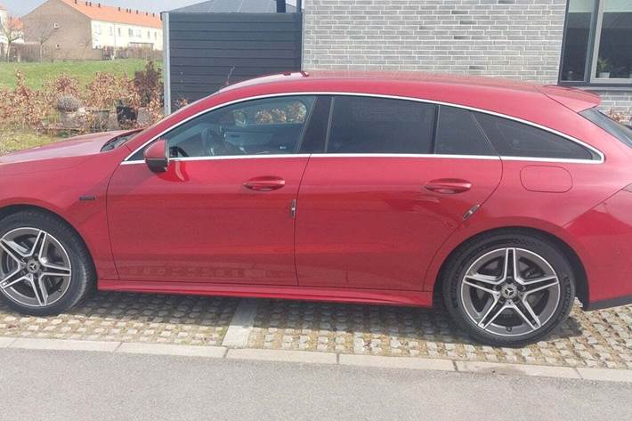 Rød Mercedes CLA250 e fra 2021