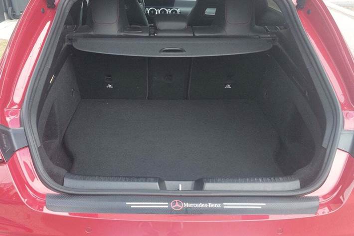 Rød Mercedes CLA250 e fra 2021