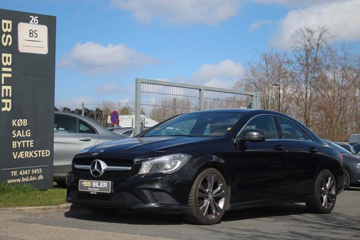 Sort Mercedes CLA220 fra 2013