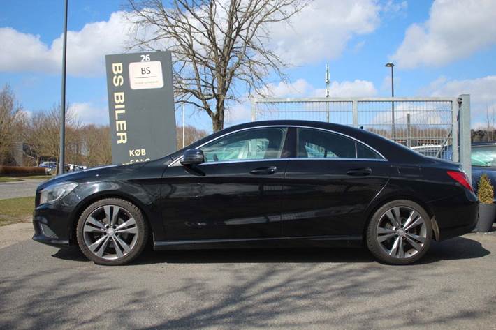 Sort Mercedes CLA220 fra 2013