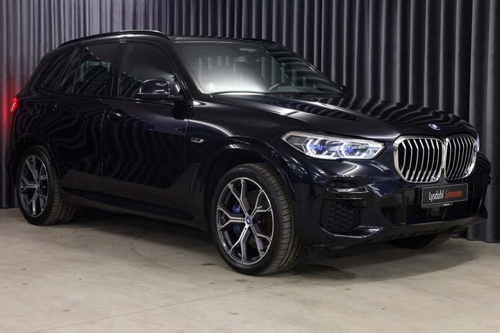 Sort BMW X5 fra 2022 set udefra